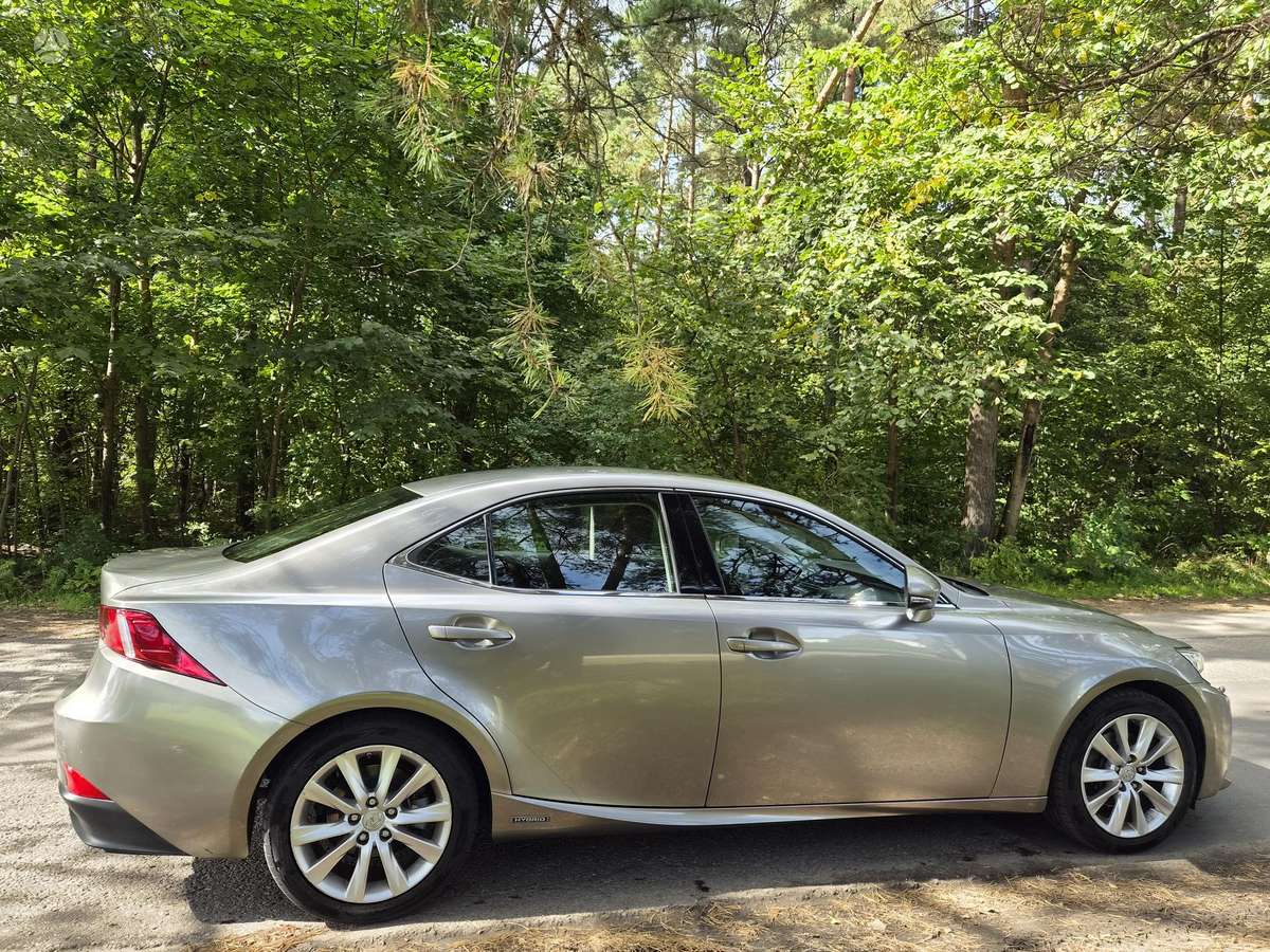Lexus IS 300h - 4