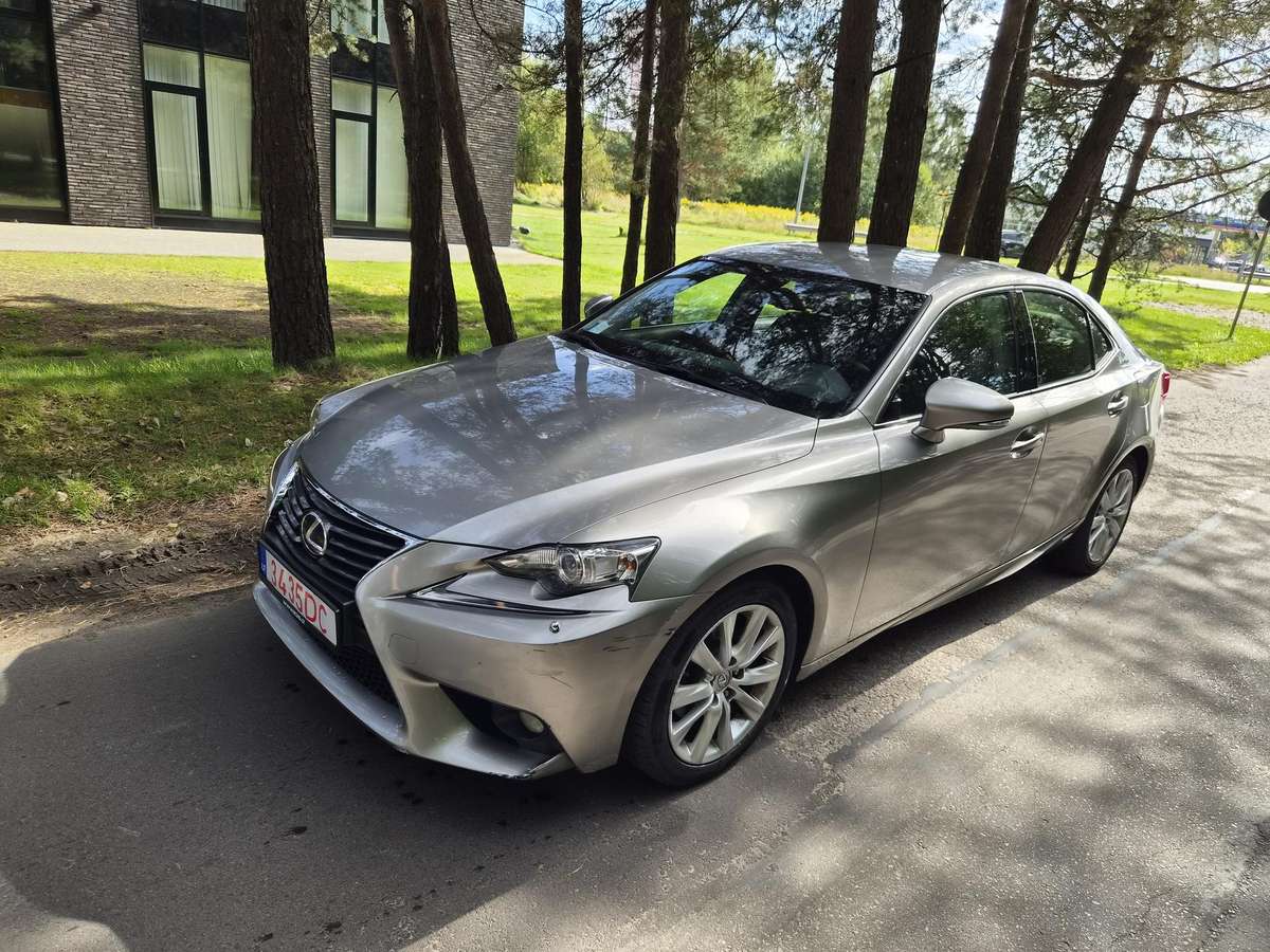 Lexus IS 300h - 8