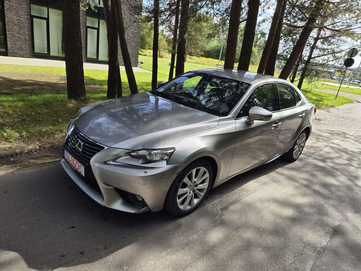 Lexus IS 300h - 9