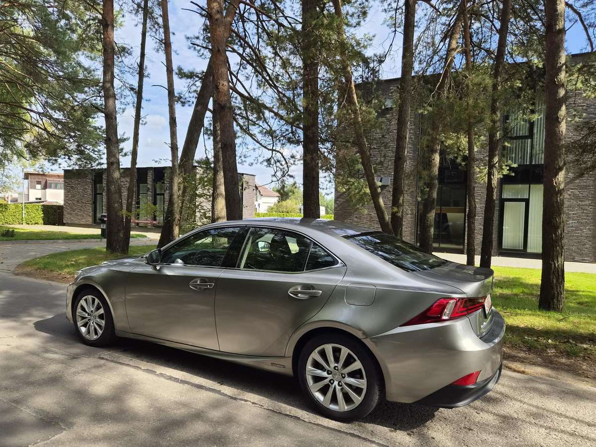 Lexus IS 300h - 10