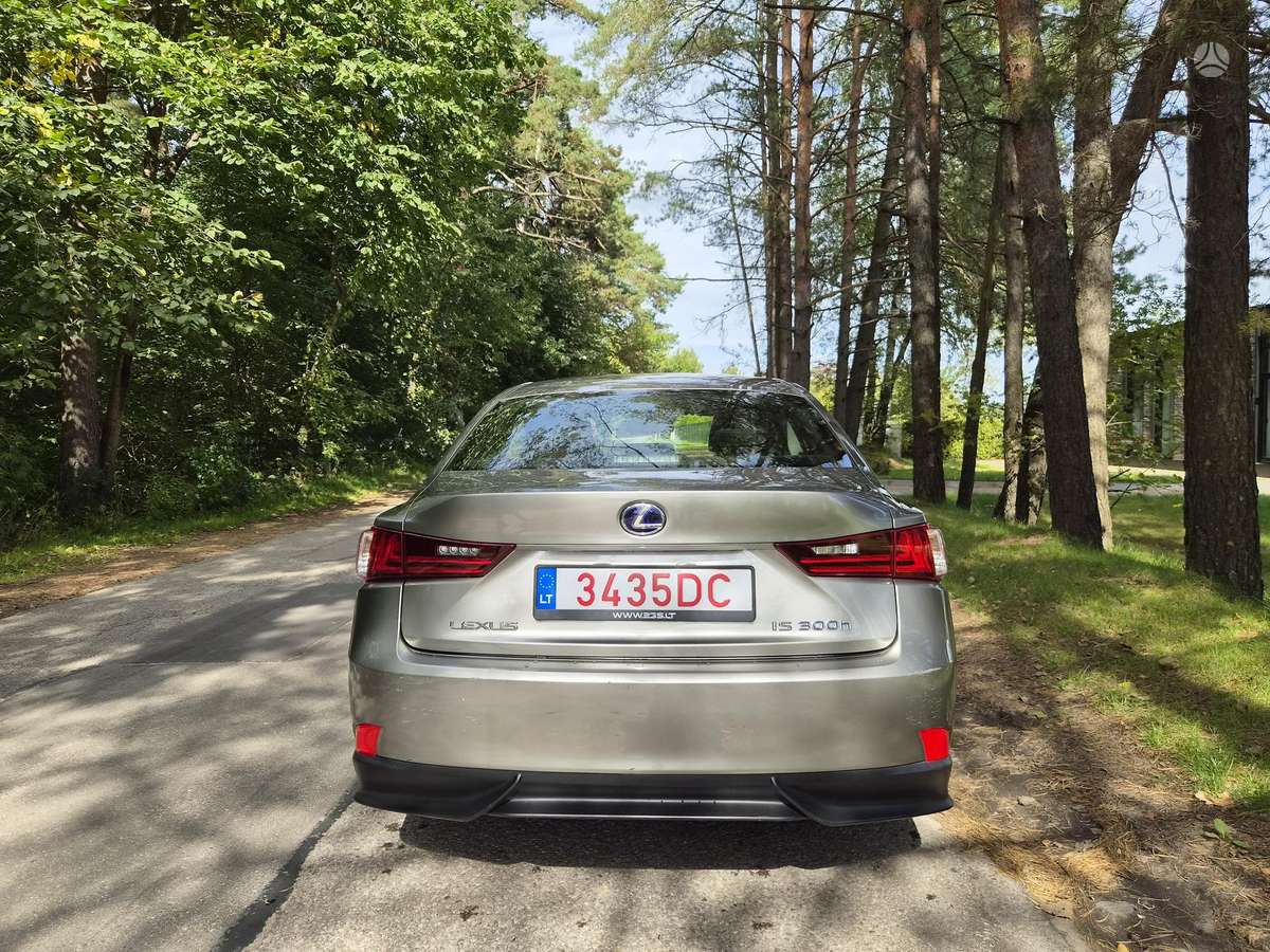 Lexus IS 300h - 11