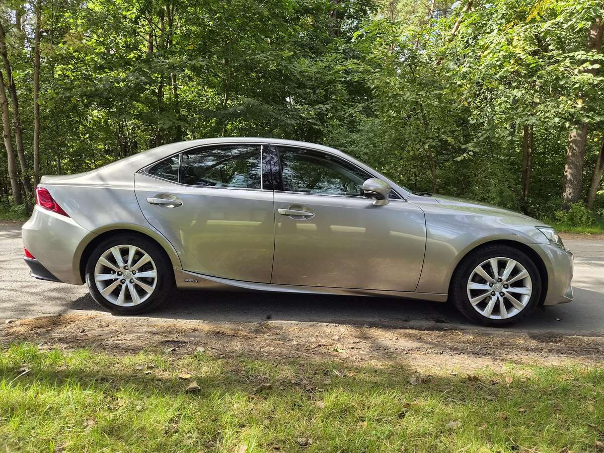 Lexus IS 300h - 12