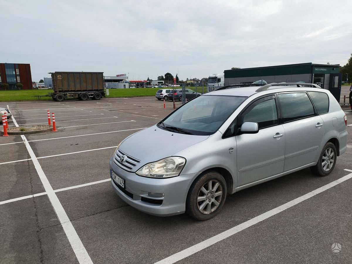 Toyota Avensis Verso - 1