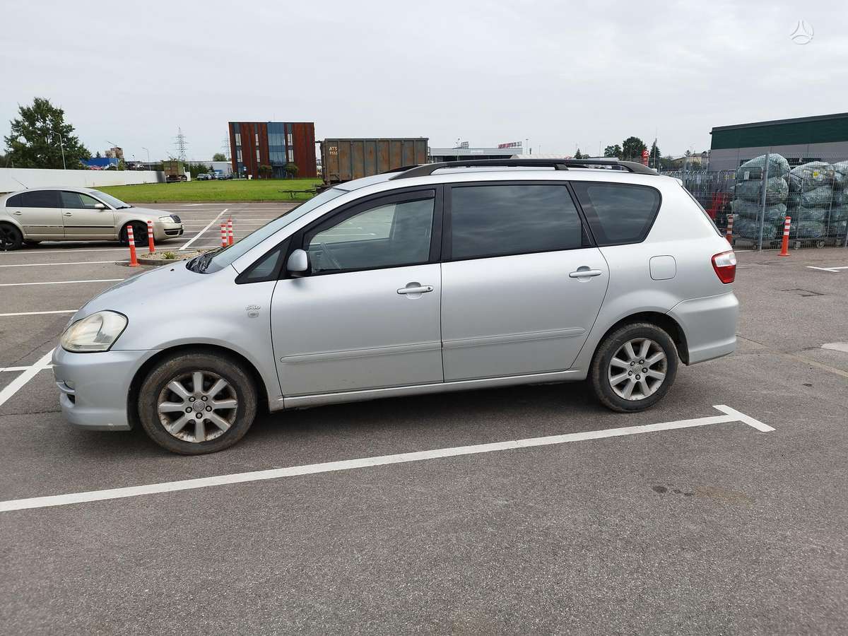 Toyota Avensis Verso - 2