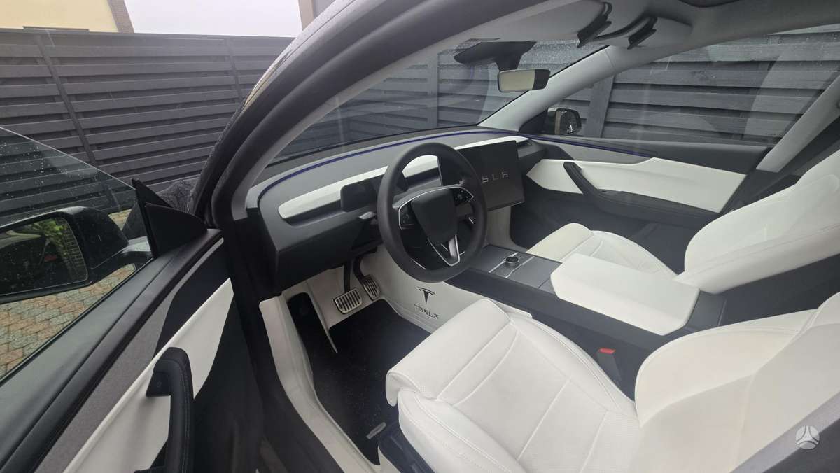 Tesla Model Y - 5