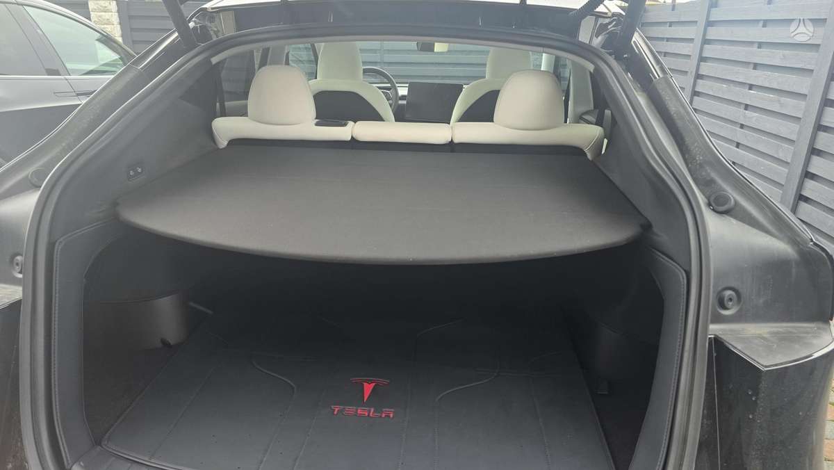 Tesla Model Y - 7