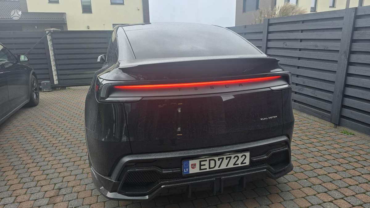 Tesla Model Y - 8