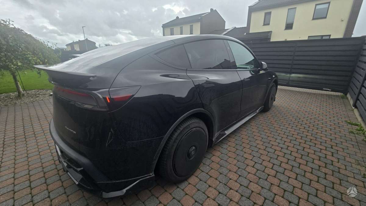 Tesla Model Y - 9