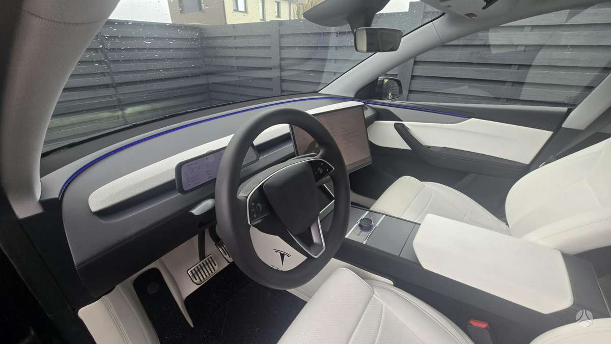 Tesla Model Y - 12