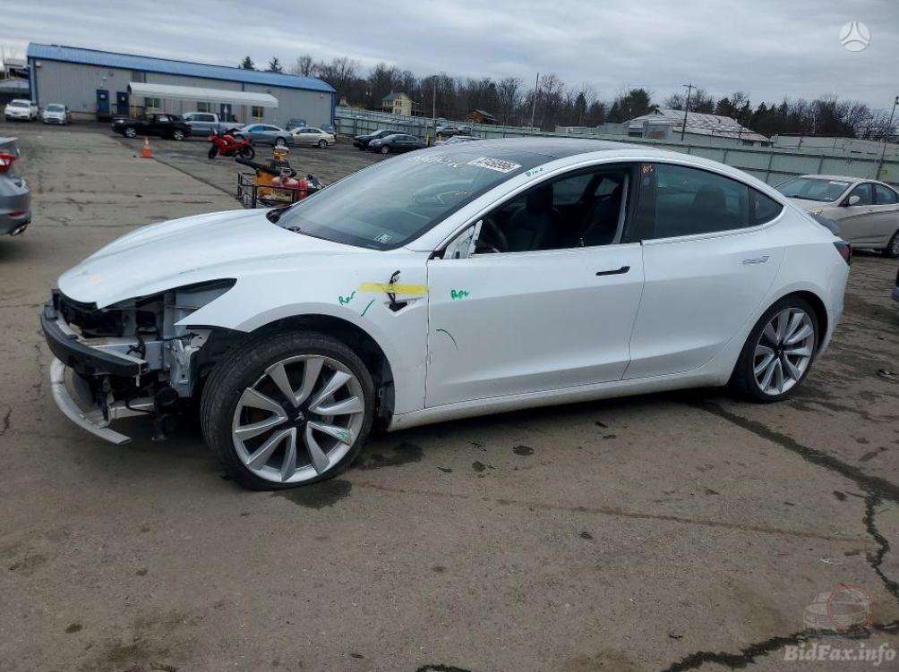 Tesla Model 3, sedanas