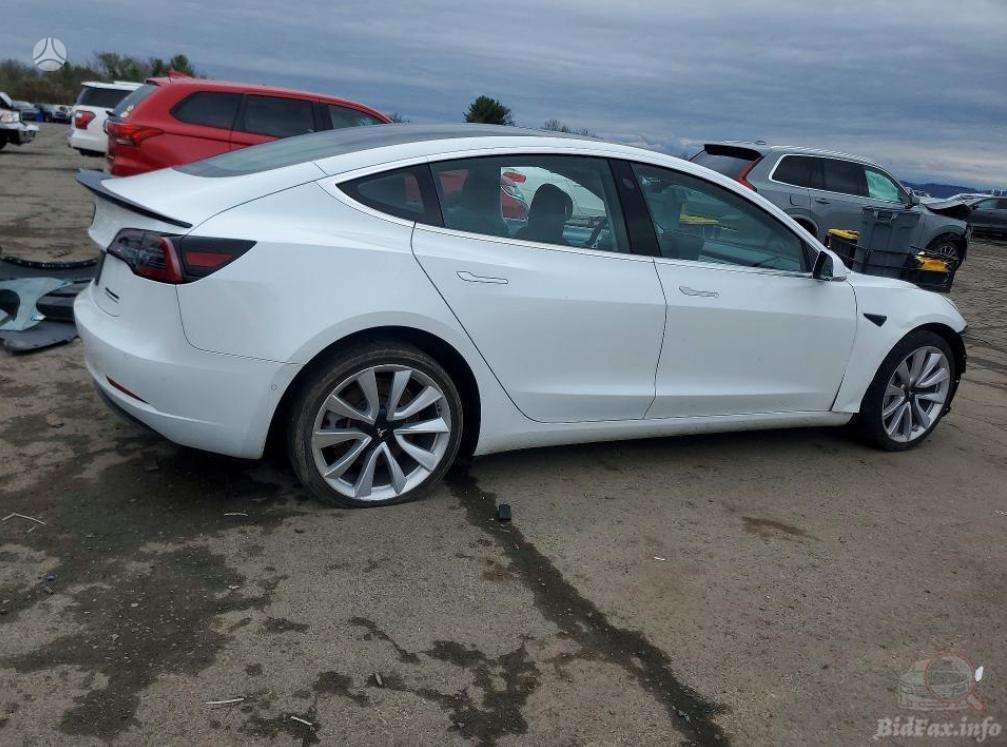 Tesla Model 3, Седан