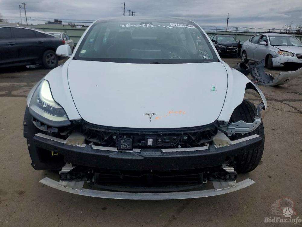 Tesla Model 3, sedanas