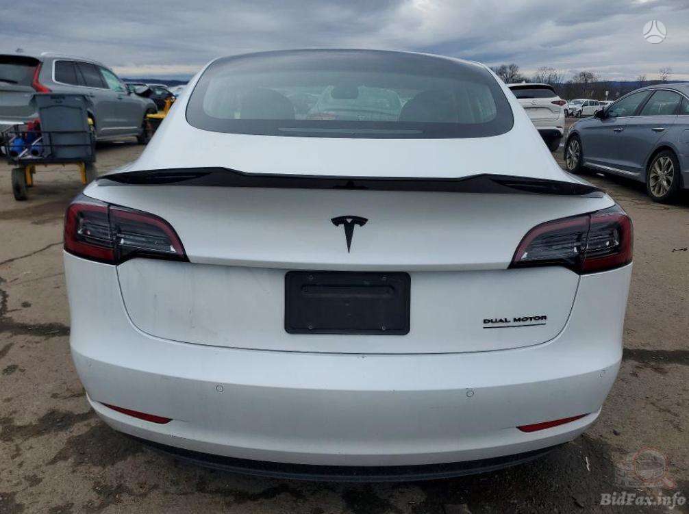Tesla Model 3, sedanas