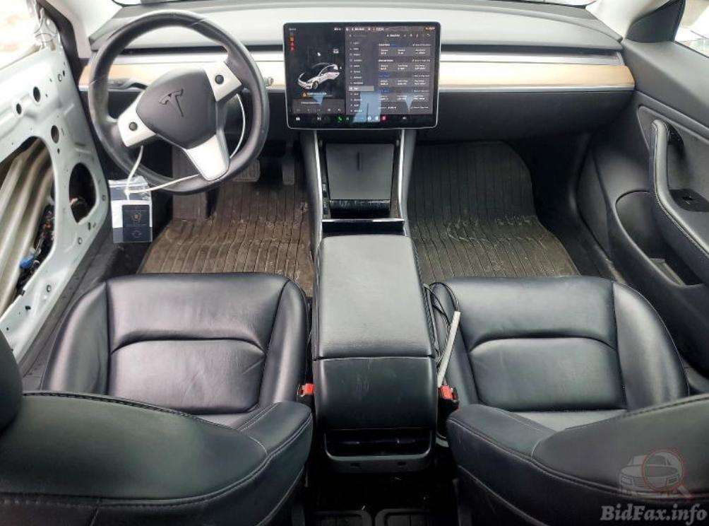 Tesla Model 3, sedanas