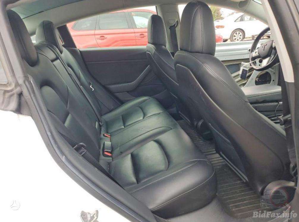 Tesla Model 3, sedanas