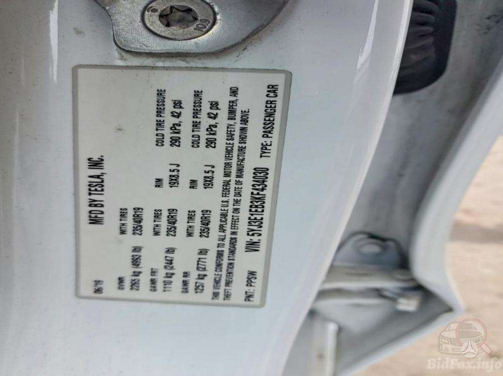 Tesla Model 3, Седан