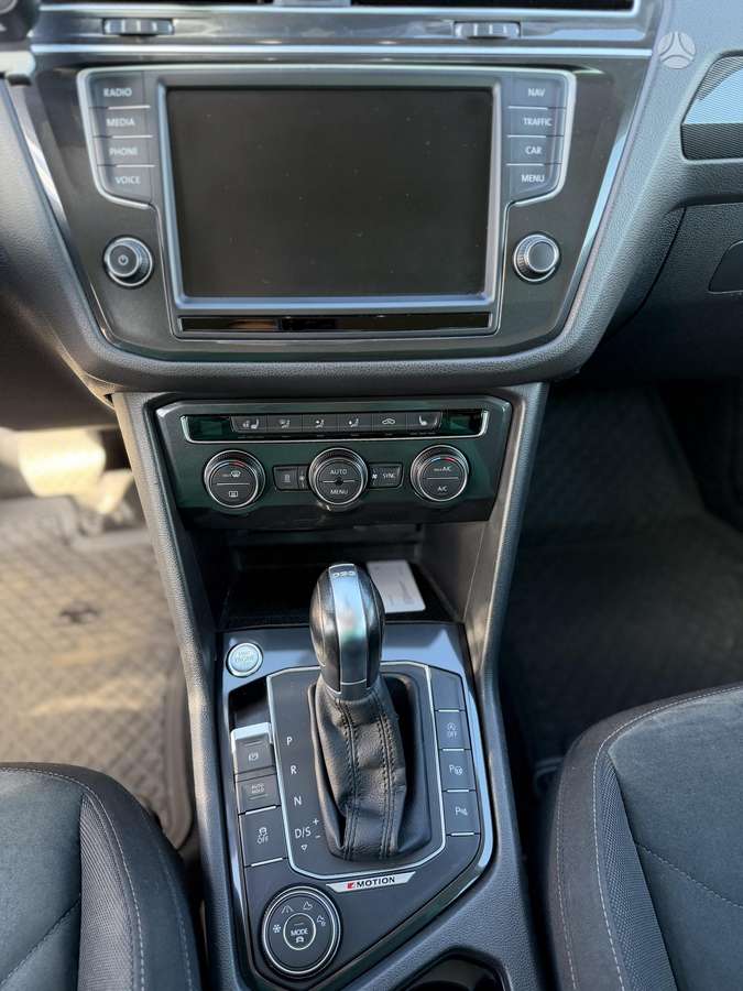 Volkswagen Tiguan - 12
