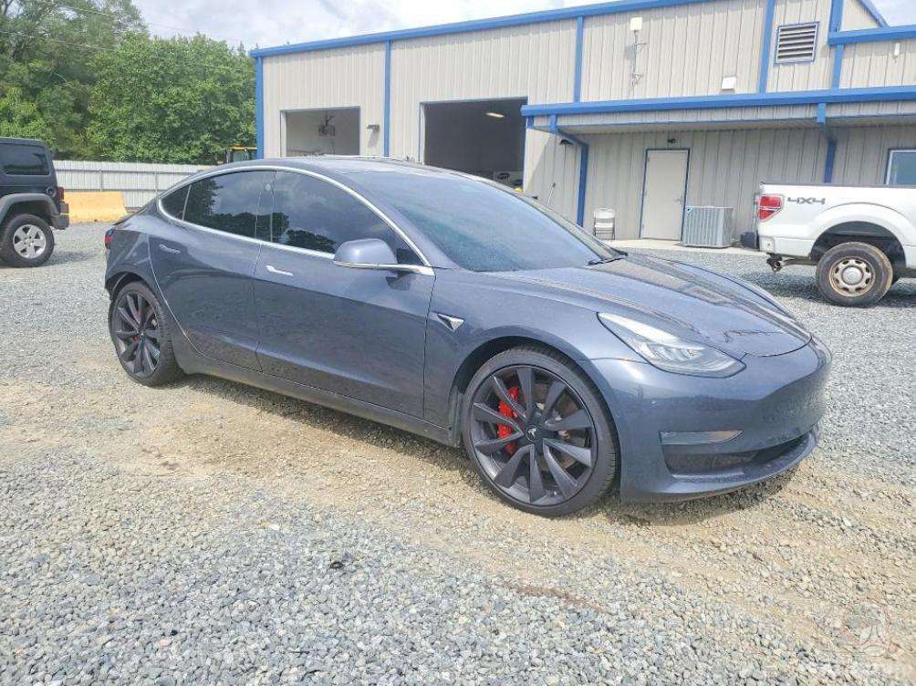 Tesla Model 3, sedanas
