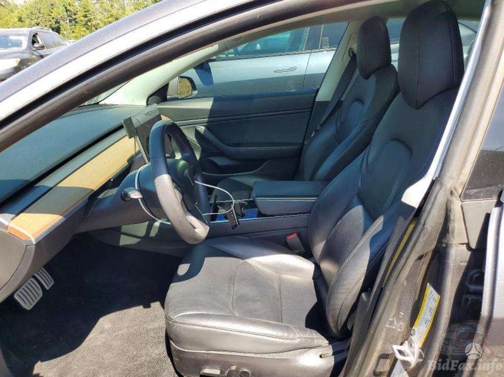 Tesla Model 3, sedanas