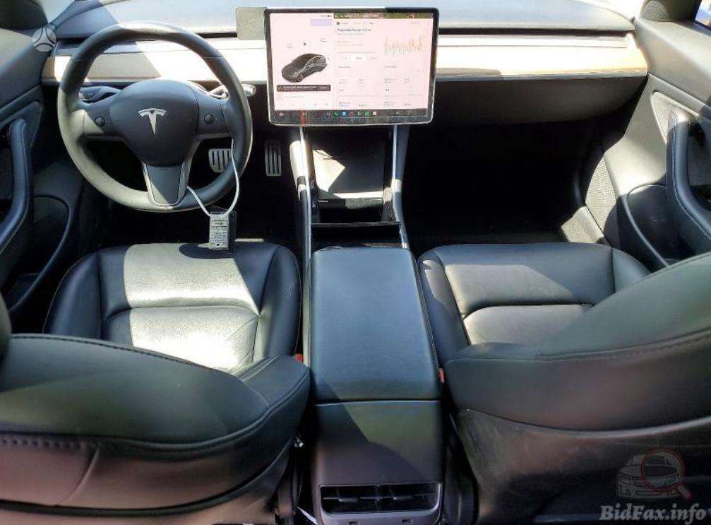 Tesla Model 3, sedanas