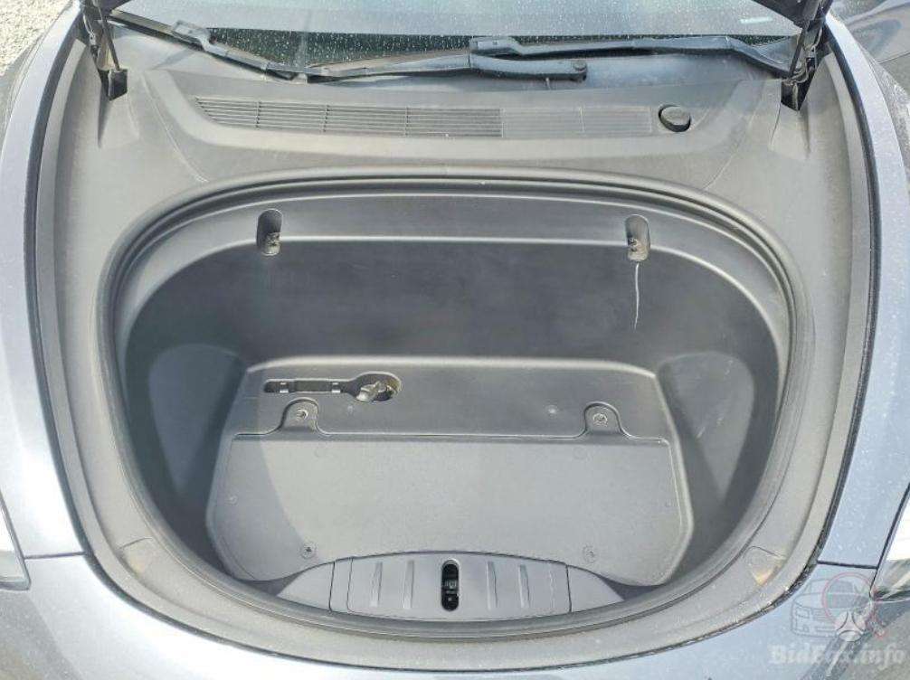 Tesla Model 3, sedanas