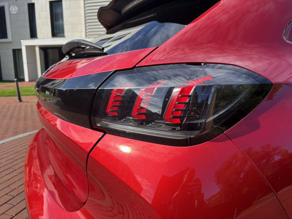 Peugeot 208 - 8