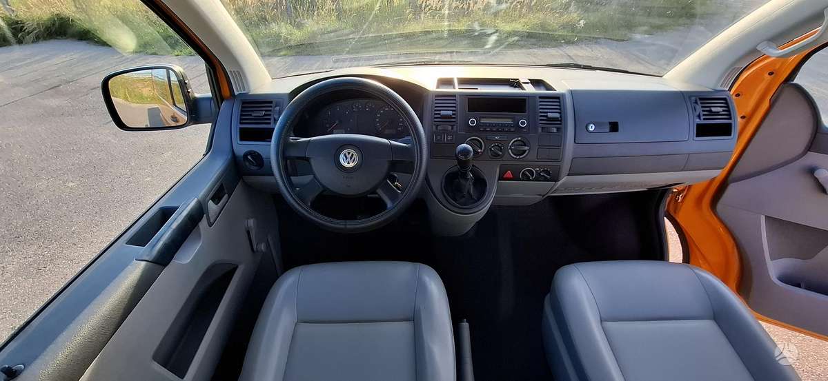 Volkswagen Caravelle - 9