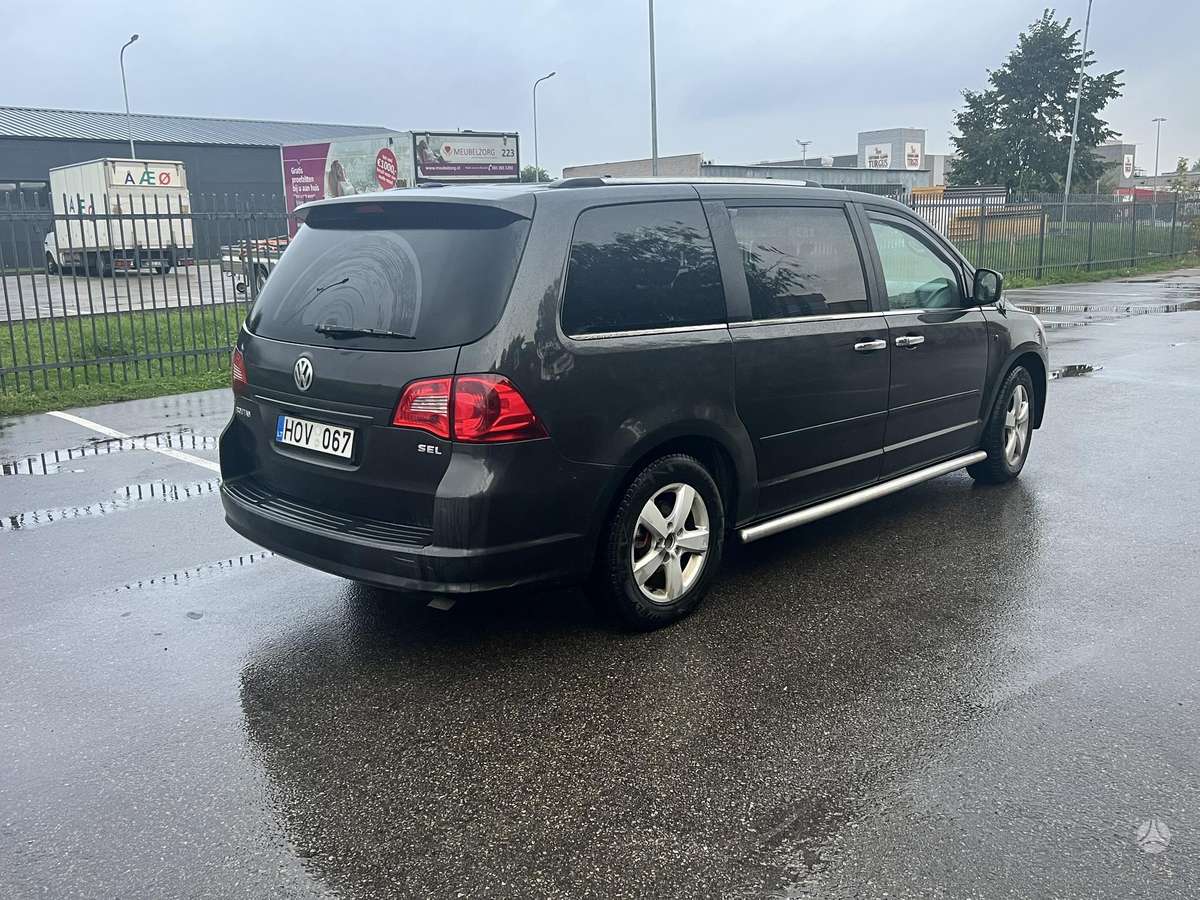 Volkswagen Routan - 3