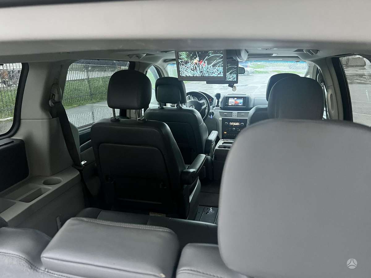 Volkswagen Routan - 5