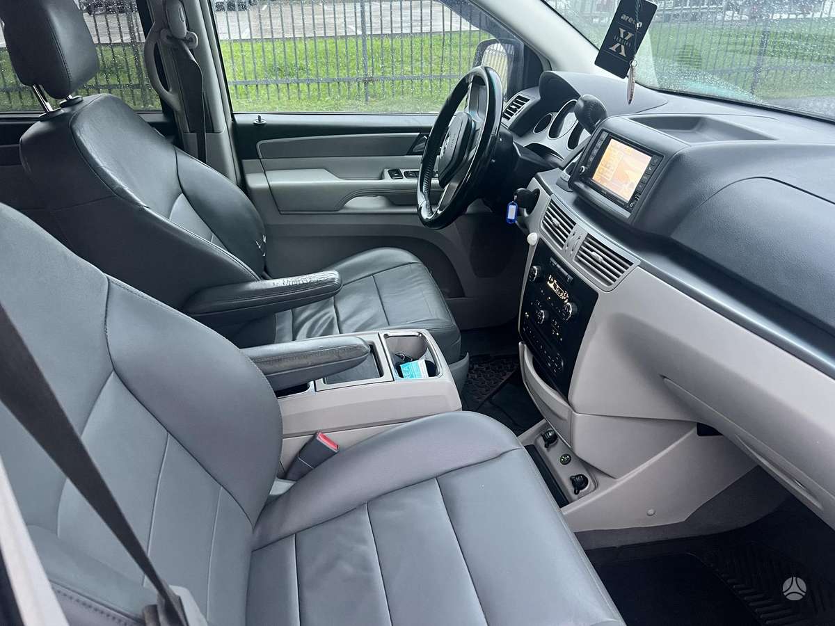 Volkswagen Routan - 7