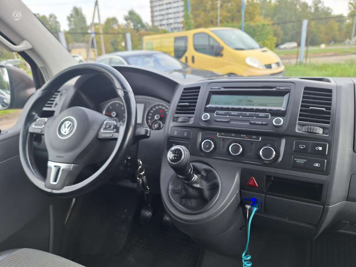 Volkswagen Caravelle - 11