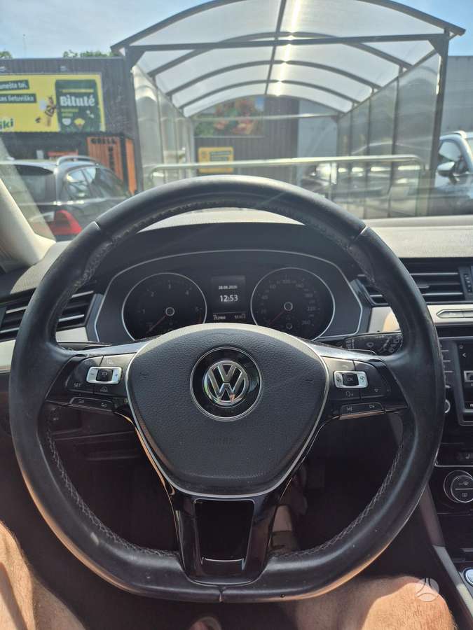 Volkswagen Passat - 10