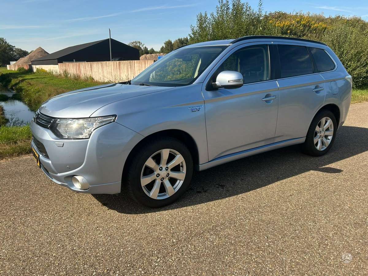 Mitsubishi Outlander - 1