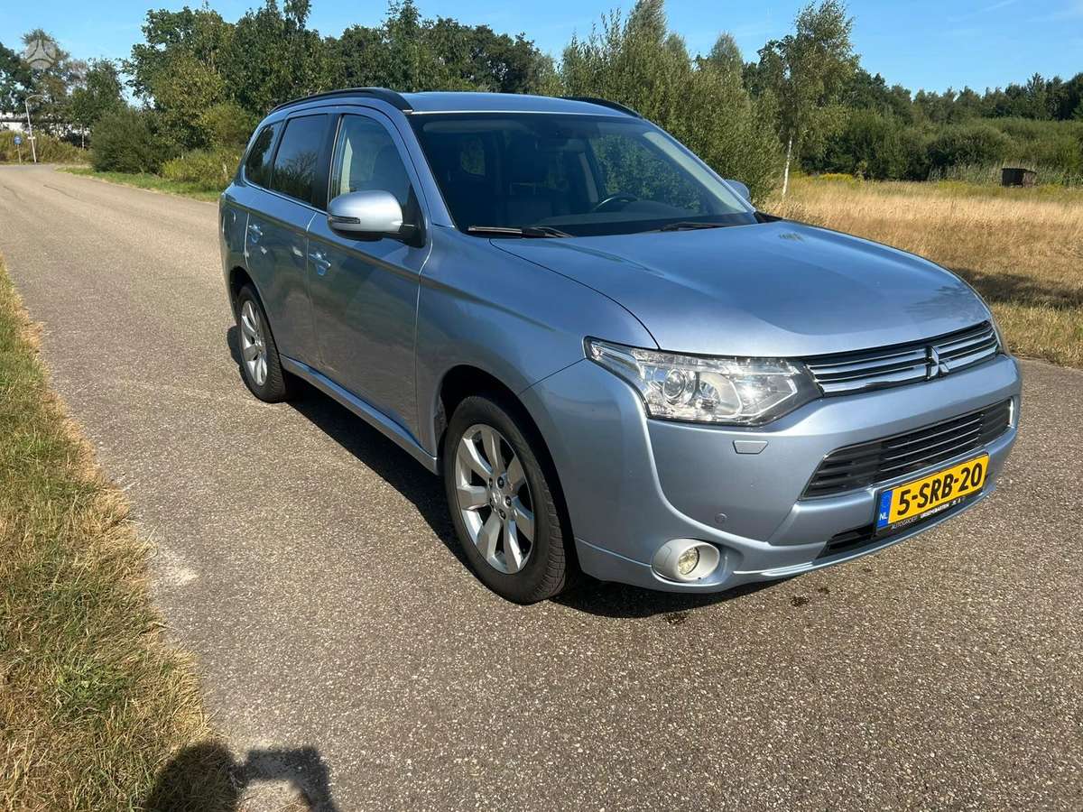 Mitsubishi Outlander - 2