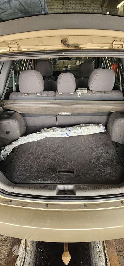 Kia Carens, 2.0 l., hatchback