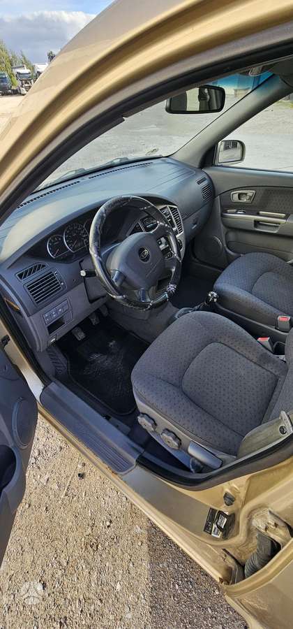 Kia Carens, 2.0 l., hatchback