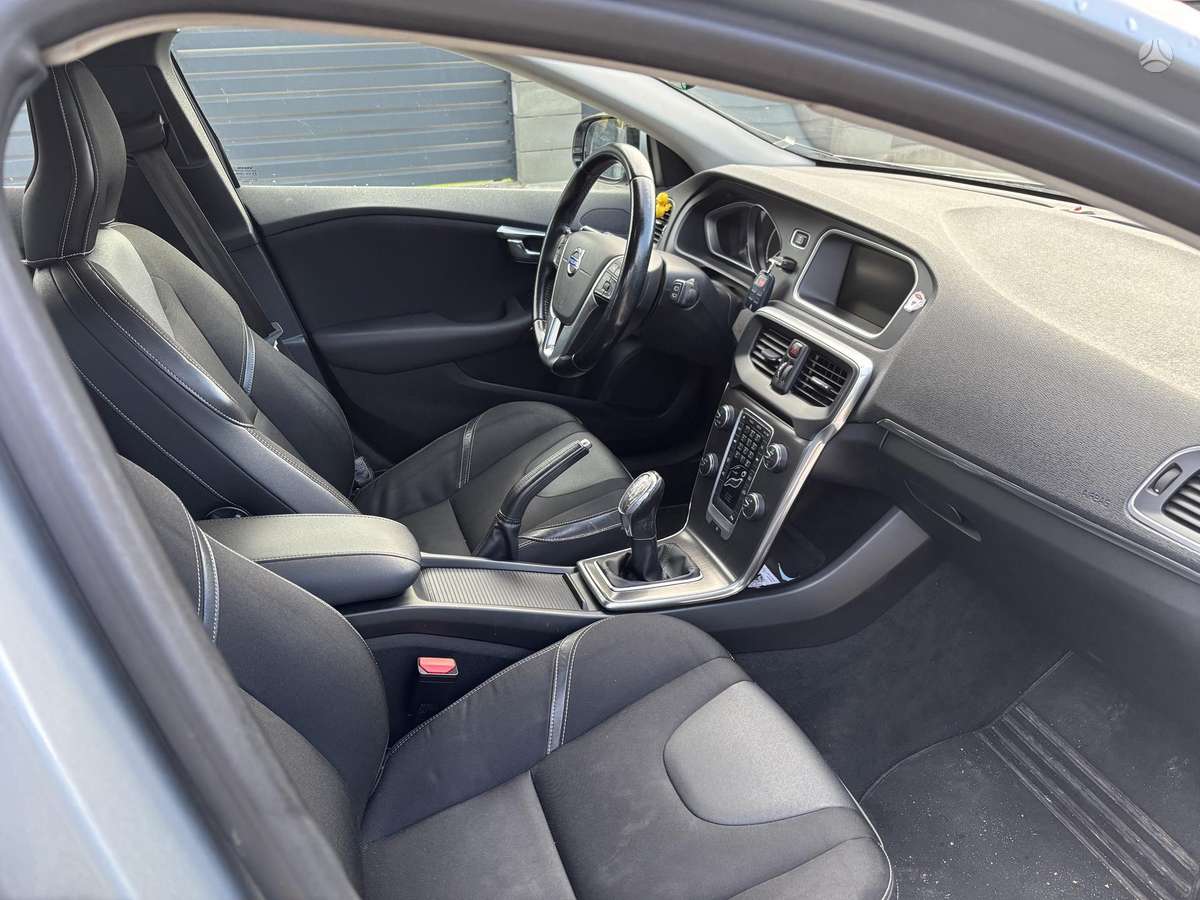 Volvo V40, 1.6 l., hatchback