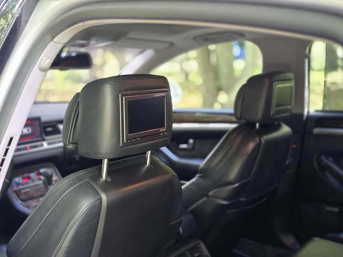 Audi A8, 4.2 l., sedanas