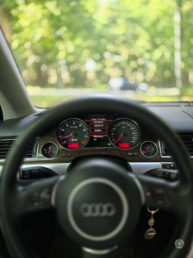 Audi A8, 4.2 l., sedanas
