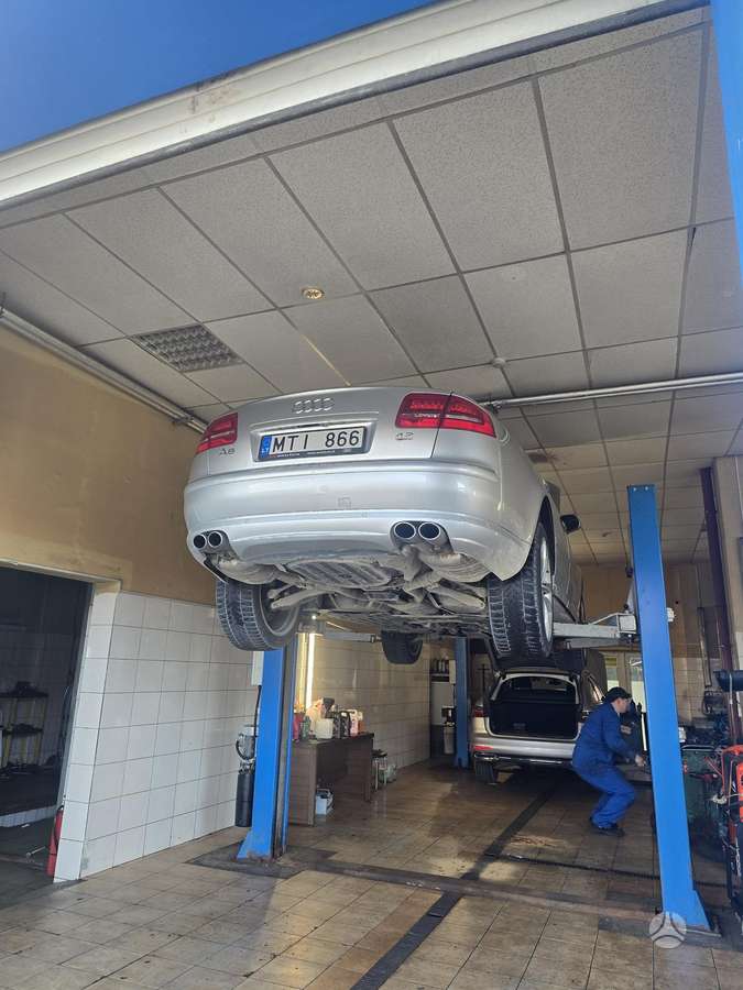 Audi A8, 4.2 l., sedanas