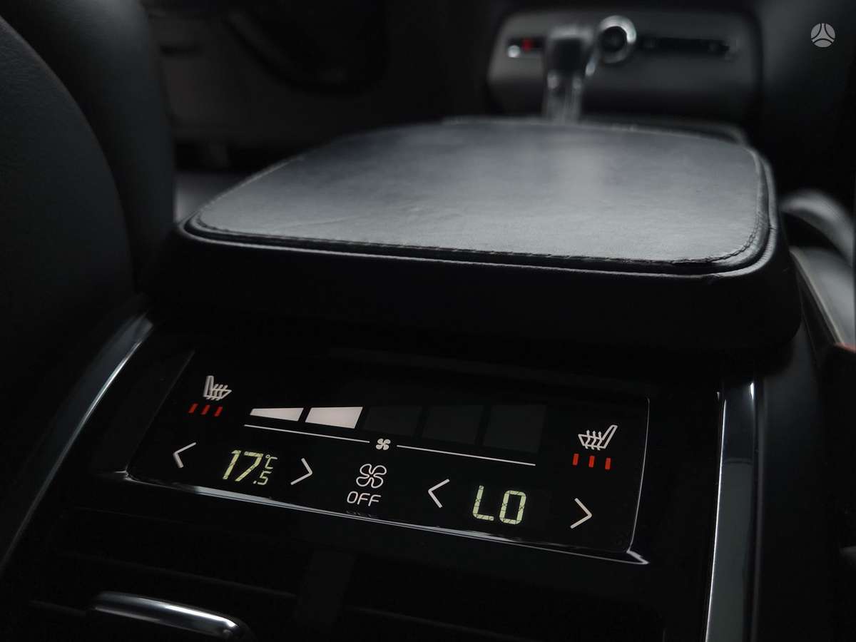 Volvo XC90, 2.0 l., off-road / crossover