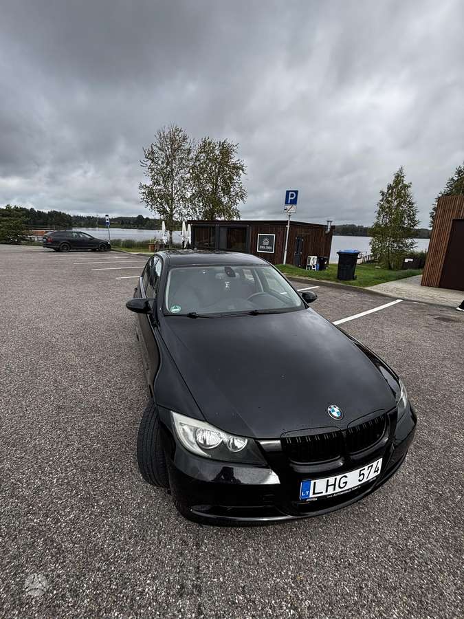 BMW 320, Седан