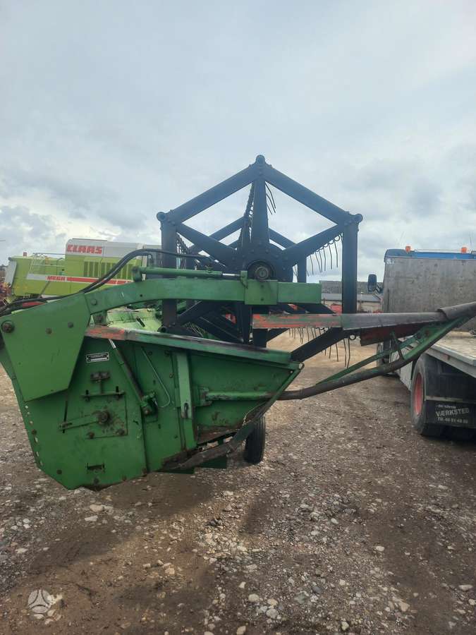 John Deere 1075, kombainai