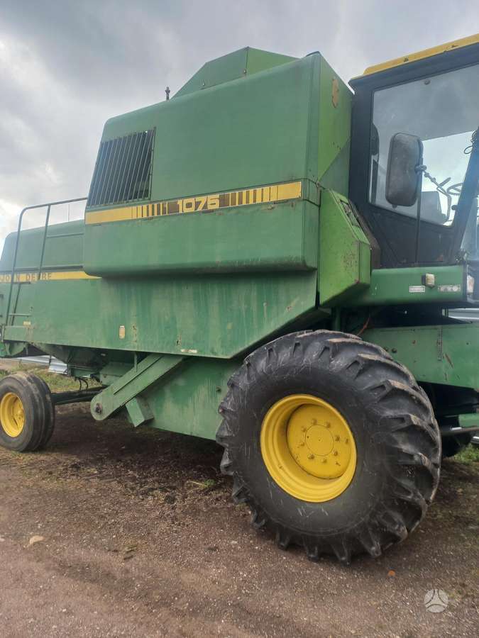 John Deere 1075, kombainai