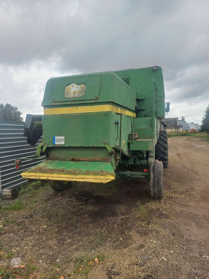 John Deere 1075, kombainai
