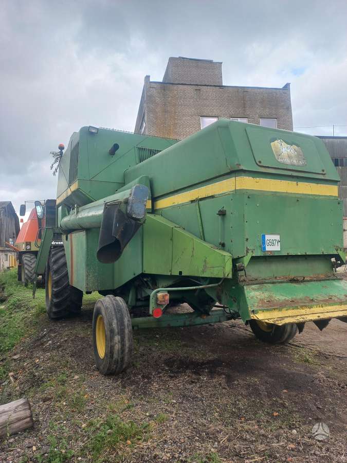 John Deere 1075, kombainai