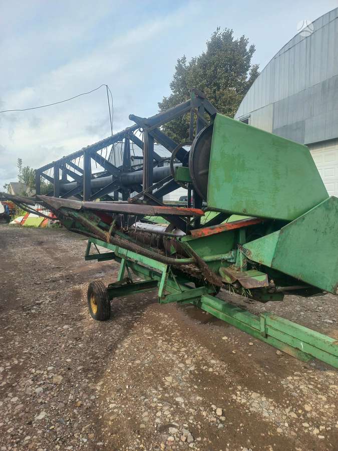 John Deere 1075, kombainai
