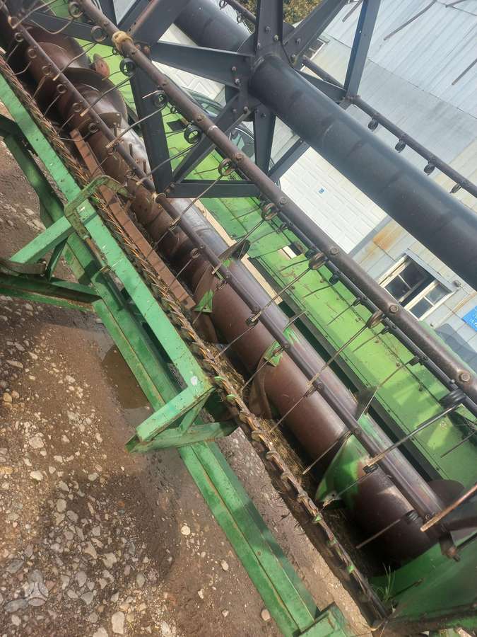 John Deere 1075, kombainai