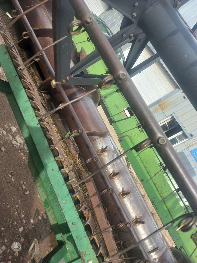 John Deere 1075, kombainai