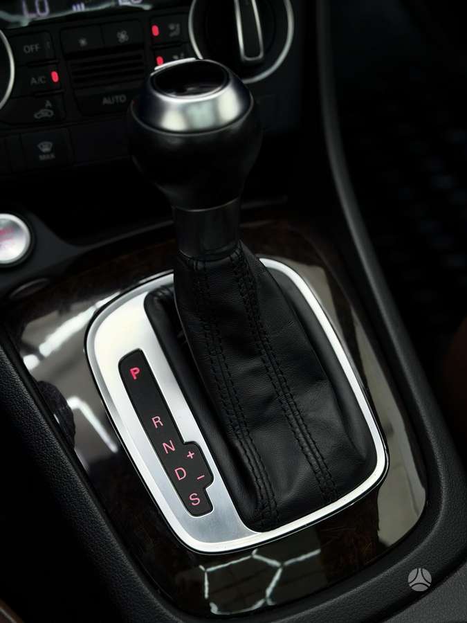 Audi Q3, 2.0 l., off-road / crossover